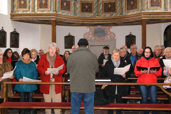 Der Chor singt in der Kapelle St. Bartholomae w